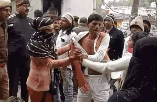 महिलाओं ने BJP नेता को दौड़ा दौड़ा कर चप्पलों से पीटा-फाड़े कपड़े