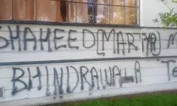 हिंदू मंदिर पर हमला करके लिखे गए भारत विरोधी नारे हिंदू मंदिर पर हमला करके लिखे गए भारत विरोधी नारे