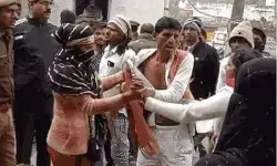 महिलाओं ने BJP नेता को दौड़ा दौड़ा कर चप्पलों से पीटा-फाड़े कपड़े महिलाओं ने BJP नेता को दौड़ा दौड़ा कर चप्पलों से पीटा-फाड़े कपड़े