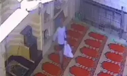 मस्जिद से दानपात्र चोरी- टोपी पहनकर घुसा चोर ले गया कटटे में भरकर मस्जिद से दानपात्र चोरी- टोपी पहनकर घुसा चोर ले गया कटटे में भरकर