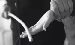 छात्रों के माथे से मिटाया तिलक- स्कूल में राम राम कहने पर लगाई पाबंदी छात्रों के माथे से मिटाया तिलक- स्कूल में राम राम कहने पर लगाई पाबंदी