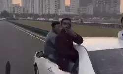 सांप की तरह लहराई कार- दिखाएं स्टंट के जलवे-काफिले के साथ दिखाई.... सांप की तरह लहराई कार- दिखाएं स्टंट के जलवे-काफिले के साथ दिखाई....