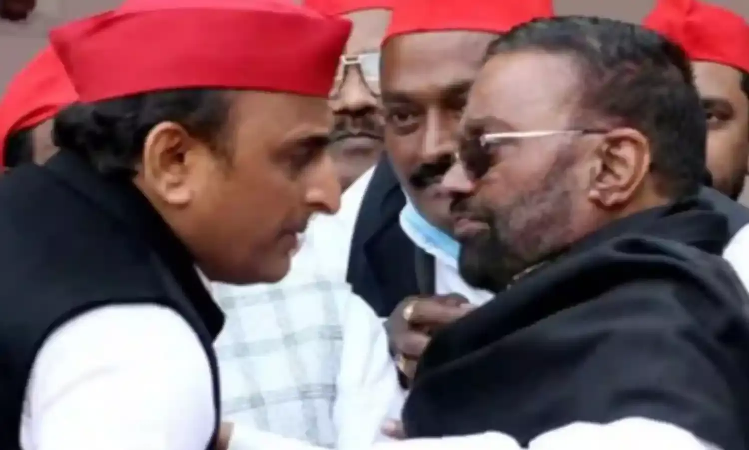 मौर्य की लंबी ज़ुबान को लेकर ब्राह्मण पंचायत में अखिलेश का बड़ा ऐलान