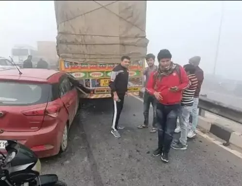 टूटा कोहरे का कहर-हाईवे पर आपस में टकराए दर्जनों वाहन टूटा कोहरे का कहर-हाईवे पर आपस में टकराए दर्जनों वाहन