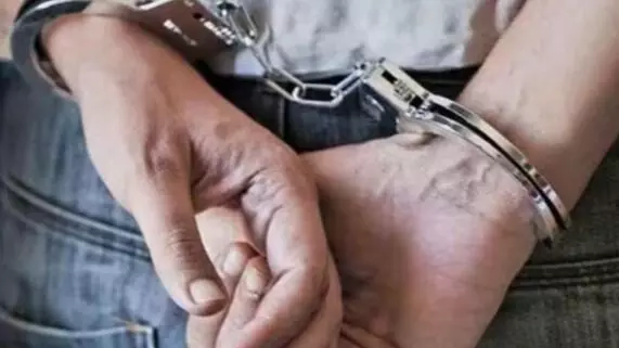 छोटी सी गलती ने पकड़वा दिया 37 साल से फरार डकैत- काट रहा था मजे की.. छोटी सी गलती ने पकड़वा दिया 37 साल से फरार डकैत- काट रहा था मजे की..