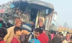 रफ्तार का कहर-डबल डेकर बस की ट्रक से भिड़ंत- तीन की मौत, दो दर्जन.. रफ्तार का कहर-डबल डेकर बस की ट्रक से भिड़ंत- तीन की मौत, दो दर्जन..