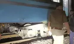 इमरजेंसी ब्रेक लगाते ही ट्रैक से उतरे ट्रेन के पहिए- मची अफरा तफरी इमरजेंसी ब्रेक लगाते ही ट्रैक से उतरे ट्रेन के पहिए- मची अफरा तफरी