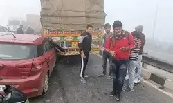 टूटा कोहरे का कहर-हाईवे पर आपस में टकराए दर्जनों वाहन टूटा कोहरे का कहर-हाईवे पर आपस में टकराए दर्जनों वाहन