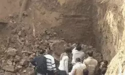 मंदिर निर्माण के दौरान भरभराकर गिरी दीवार-मलबे में दबे पांच मजदूर मंदिर निर्माण के दौरान भरभराकर गिरी दीवार-मलबे में दबे पांच मजदूर