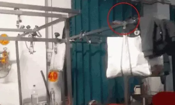 बेड पर कलाबाजियां खाते हुए जिला अस्पताल मे चूहे करते है मरीजों का इलाज