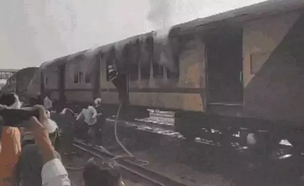 प्लेटफार्म पर खड़ी ट्रेन में लगी आग-काले धुएं के साथ उठी ऊंची लपटे