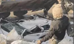 टक्कर मारने के बाद कार पर पलटा ट्रक- 3 महिलाओं समेत 4 की मौत टक्कर मारने के बाद कार पर पलटा ट्रक- 3 महिलाओं समेत 4 की मौत