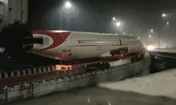 ट्रेलर पर जा रहा एयरप्लेन फ्लाईओवर में अटका-देखने उमडा हुजूम ट्रेलर पर जा रहा एयरप्लेन फ्लाईओवर में अटका-देखने उमडा हुजूम