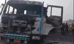 आगे चल रहे वाहन से टकराने के बाद जिंदा जला डंपर चालक- डीजल टैंक... आगे चल रहे वाहन से टकराने के बाद जिंदा जला डंपर चालक- डीजल टैंक...