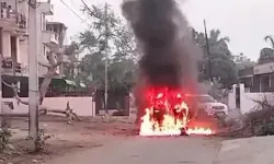 घरेलू कलह की भेंट चढ़ गई कार-आग लगाकर सिलेंडर गाड़ी में फैंका घरेलू कलह की भेंट चढ़ गई कार-आग लगाकर सिलेंडर गाड़ी में फैंका