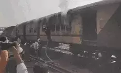 प्लेटफार्म पर खड़ी ट्रेन में लगी आग-काले धुएं के साथ उठी ऊंची लपटे प्लेटफार्म पर खड़ी ट्रेन में लगी आग-काले धुएं के साथ उठी ऊंची लपटे