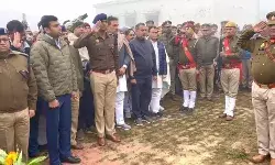 हिस्ट्रीशीटर से मुठभेड़ में शहीद सचिन की अर्थी को DM - SSP ने दिया कंधा हिस्ट्रीशीटर से मुठभेड़ में शहीद सचिन की अर्थी को DM - SSP ने दिया कंधा