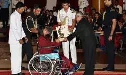 बजरंग के बाद अब विनेश का भी अवार्ड वापस लौटने का ऐलान बजरंग के बाद अब विनेश का भी अवार्ड वापस लौटने का ऐलान