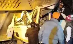15 टन का पिलर ट्रक पर पलटने से चालक की मौत- धर्म कांटे पर गया था..