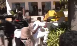 भाषा विवाद को लेकर बवाल- प्रदर्शनकारियों ने तोड़े अंग्रेजी साइनबोर्ड भाषा विवाद को लेकर बवाल- प्रदर्शनकारियों ने तोड़े अंग्रेजी साइनबोर्ड