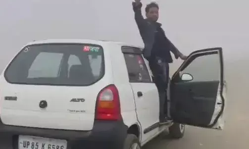 बीजेपी लिखी कार में युवक का स्टंट-स्टेरिंग छोड़ गेट पर लटका ड्राइवर