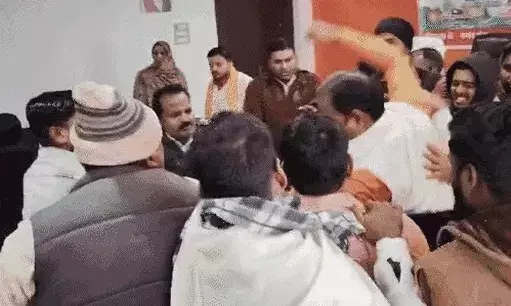 बोर्ड बैठक की रिकॉर्डिंग कर रहे सभासद को बीजेपी अध्यक्ष ने धुना