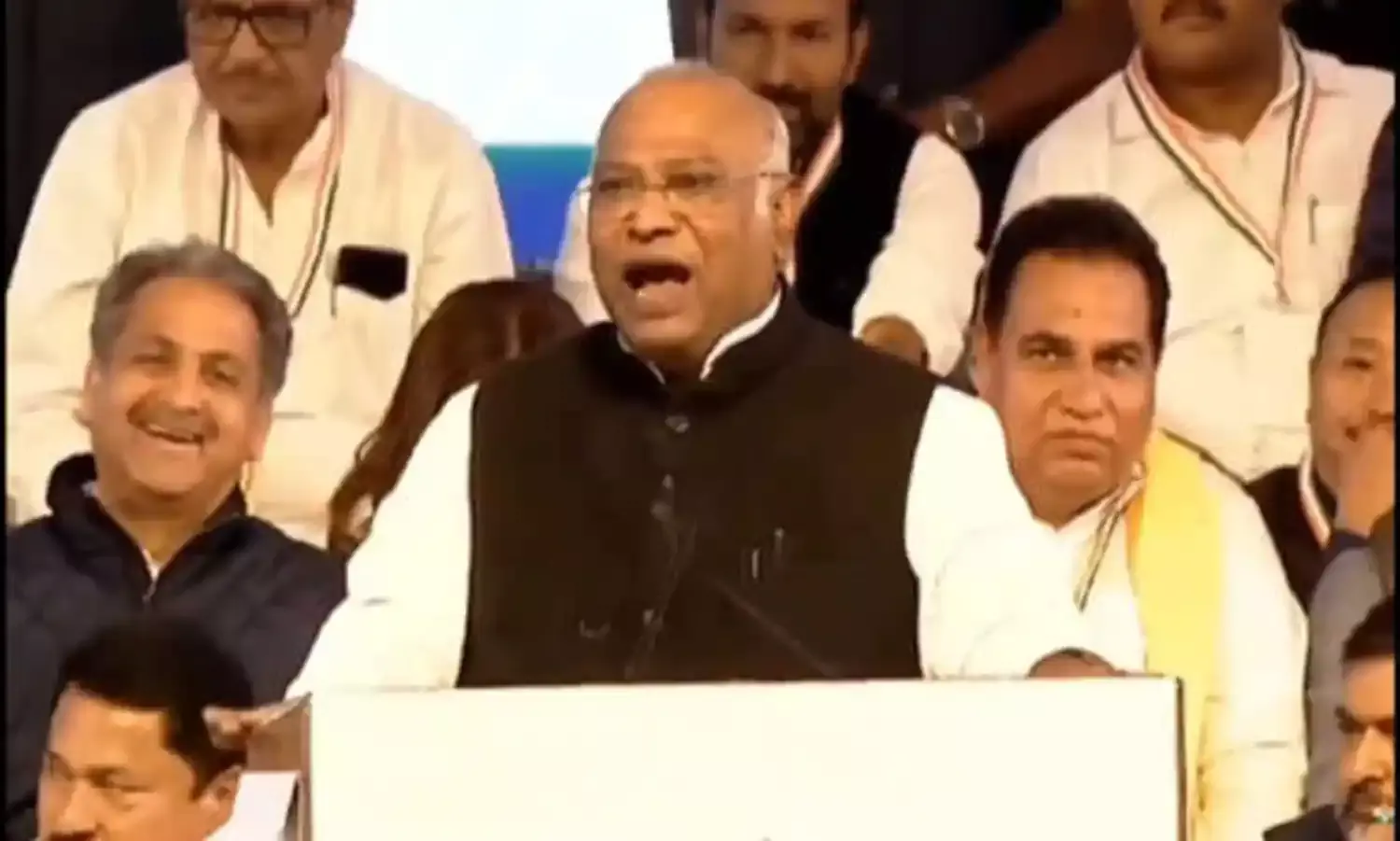 भाजपा को सत्ता से बाहर कर देश को बर्बाद होने से बचाना जरूरी : खड़गे