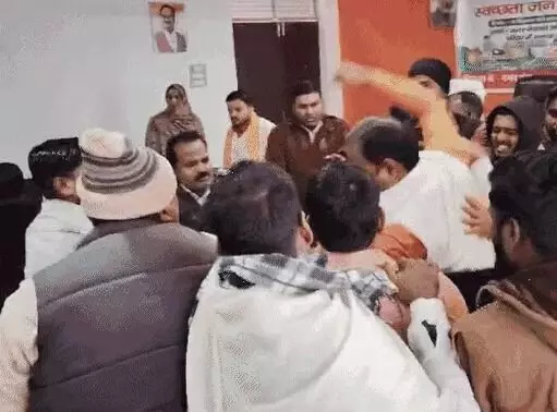 बोर्ड बैठक की रिकॉर्डिंग कर रहे सभासद को बीजेपी अध्यक्ष ने धुना