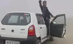 बीजेपी लिखी कार में युवक का स्टंट-स्टेरिंग छोड़ गेट पर लटका ड्राइवर बीजेपी लिखी कार में युवक का स्टंट-स्टेरिंग छोड़ गेट पर लटका ड्राइवर