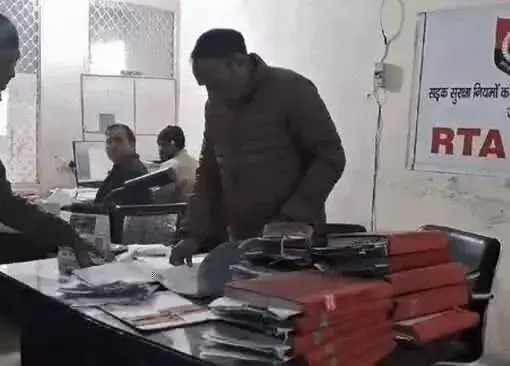 CM फ्लाइंग स्क्वायड का RTA पर छापा- पान की दुकान से प्रतिबंधित.. CM फ्लाइंग स्क्वायड का RTA पर छापा- पान की दुकान से प्रतिबंधित..