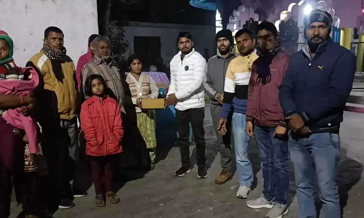 BKU नेता ने साथियों संग जरूरतमंदों को दिए जूते- लोगों ने दी दुआएं