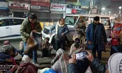 कलेक्टर ने अफसरों संग सर्द रात में जरूरतमंदों को बांटे कम्बल कलेक्टर ने अफसरों संग सर्द रात में जरूरतमंदों को बांटे कम्बल