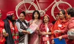 सुषमा सैनी ने सपा सांसद डिम्पल यादव को सौंपी अपनी संघर्ष पत्रिका