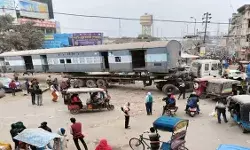 जब ट्रेन का कोच पुल को तोड़ते हुए घुसा बाजार में तो मचा हड़कंप जब ट्रेन का कोच पुल को तोड़ते हुए घुसा बाजार में तो मचा हड़कंप