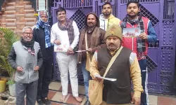 रामभक्तों की टोली ने प्रमुख समाजसेवी मनीष चौधरी को सौंपे पूजित अक्षत चावल रामभक्तों की टोली ने प्रमुख समाजसेवी मनीष चौधरी को सौंपे पूजित अक्षत चावल