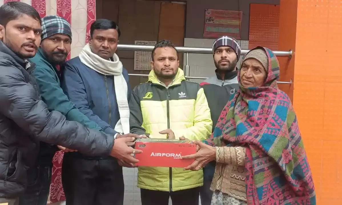 होल्कर सेना ने वृद्धा आश्रम पहुंचकर सर्दी से बचाव हेतु दिये जूते