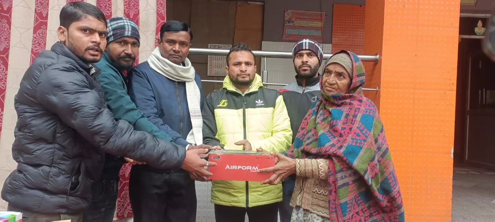 होल्कर सेना ने वृद्धा आश्रम पहुंचकर सर्दी से बचाव हेतु दिये जूते
