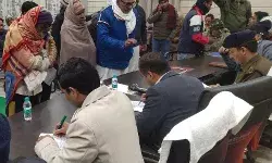 समाधान दिवस में पहुंचे फरियादी- अफसरों ने सुनी समस्याएं समाधान दिवस में पहुंचे फरियादी- अफसरों ने सुनी समस्याएं