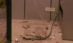 लाखों रुपए की नगदी से भरे ATM को उखाड़कर पिकअप में लाद ले गए बदमाश