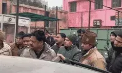 सपा नेता ने लिया पुलिस से पंगा- बोले पूर्व मंत्री तुम्हारी गाड़ी में नहीं बैठूंगा सपा नेता ने लिया पुलिस से पंगा- बोले पूर्व मंत्री तुम्हारी गाड़ी में नहीं बैठूंगा