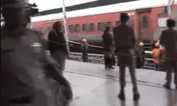 चारमीनार एक्सप्रेस की तीन बोगियां हुई बेपटरी- पांच लोग हुए घायल चारमीनार एक्सप्रेस की तीन बोगियां हुई बेपटरी- पांच लोग हुए घायल