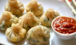 मोमोज की लाल चटनी ने ग्राहक की बुरी तरह से संकट में डाल दी जान मोमोज की लाल चटनी ने ग्राहक की बुरी तरह से संकट में डाल दी जान