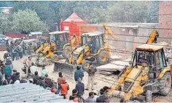 अतिक्रमण पर प्रशासन का बुलडोजर- दर्जनों मकान एवं दुकान जमीदोंज अतिक्रमण पर प्रशासन का बुलडोजर- दर्जनों मकान एवं दुकान जमीदोंज