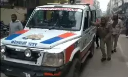 रास्ते में बंद हुई दरोगा की गाड़ी को पुलिसकर्मियों ने धक्का देकर किया स्टार्ट रास्ते में बंद हुई दरोगा की गाड़ी को पुलिसकर्मियों ने धक्का देकर किया स्टार्ट