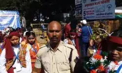 CM की सभा में नशेड़ी पुलिस वाले का धमाल- लड़कियों से बात की.. CM की सभा में नशेड़ी पुलिस वाले का धमाल- लड़कियों से बात की..