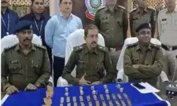 कार की सीट से उगला सोना ही सोना- बंगाल से महाराष्ट्र ले जाया जा रहा था.. कार की सीट से उगला सोना ही सोना- बंगाल से महाराष्ट्र ले जाया जा रहा था..