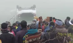 भीषण कोहरे में नहर में समाईं कार- दो लापता, तीन लोग तैरकर आए बाहर