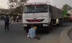 सड़क किनारे ट्रक रोककर पढी नमाज- बचल खान को किया गिरफ्तार सड़क किनारे ट्रक रोककर पढी नमाज- बचल खान को किया गिरफ्तार