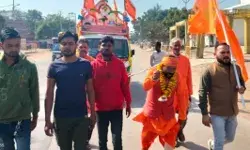 बालों की जटाओं से रथ खींचकर अयोध्या जा रहे महाराज को देखने उमड रही भीड़ बालों की जटाओं से रथ खींचकर अयोध्या जा रहे महाराज को देखने उमड रही भीड़