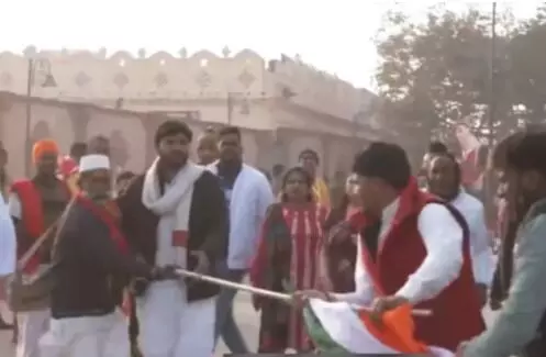 राम मंदिर के बाहर कांग्रेस नेताओं से झड़प-पार्टी का झंडा फाड़कर किया..